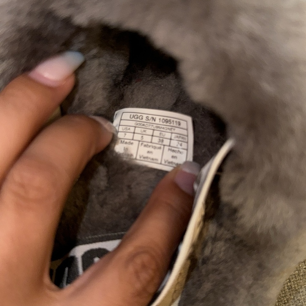 Ugg Fluff Slides Like New Condition - image 4